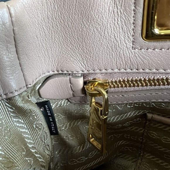 GORGEOUS SOFT LEATHER PRADA 2 WAY BAG - Picture 3 of 16